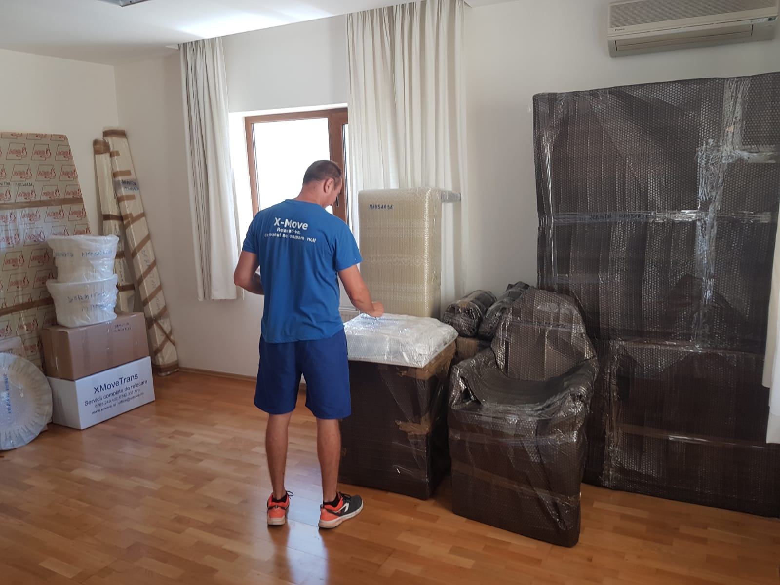 The XMoveTrans team packing furniture